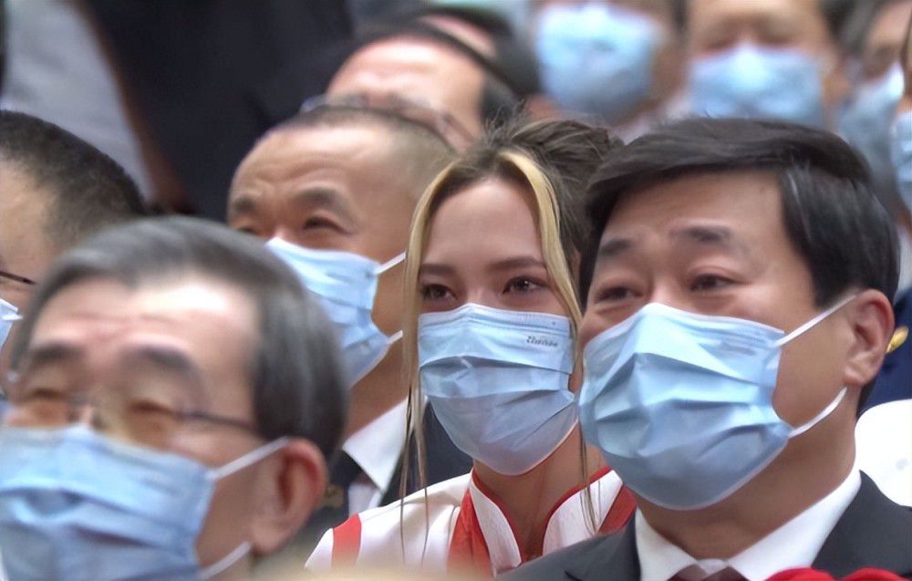 自称宗秋华的女人非常谦逊的说道：不过我们都是远房亲戚，没有那么近，我们家的生意，也远没有人家做的那么大，人家的家庭资产早就过千亿美元了，我们家不过才几十亿美元，连人家的一点零头都不到，差的太远了，跟人家比起来，那真是云泥之别、不足挂齿
